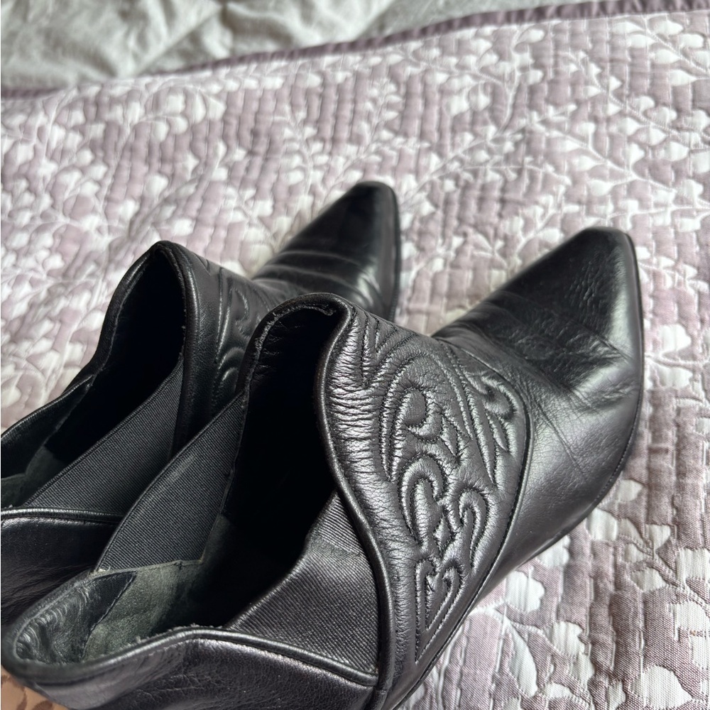 Vintage Via Spiga Black Pointed Toe Leather Ankle Booties